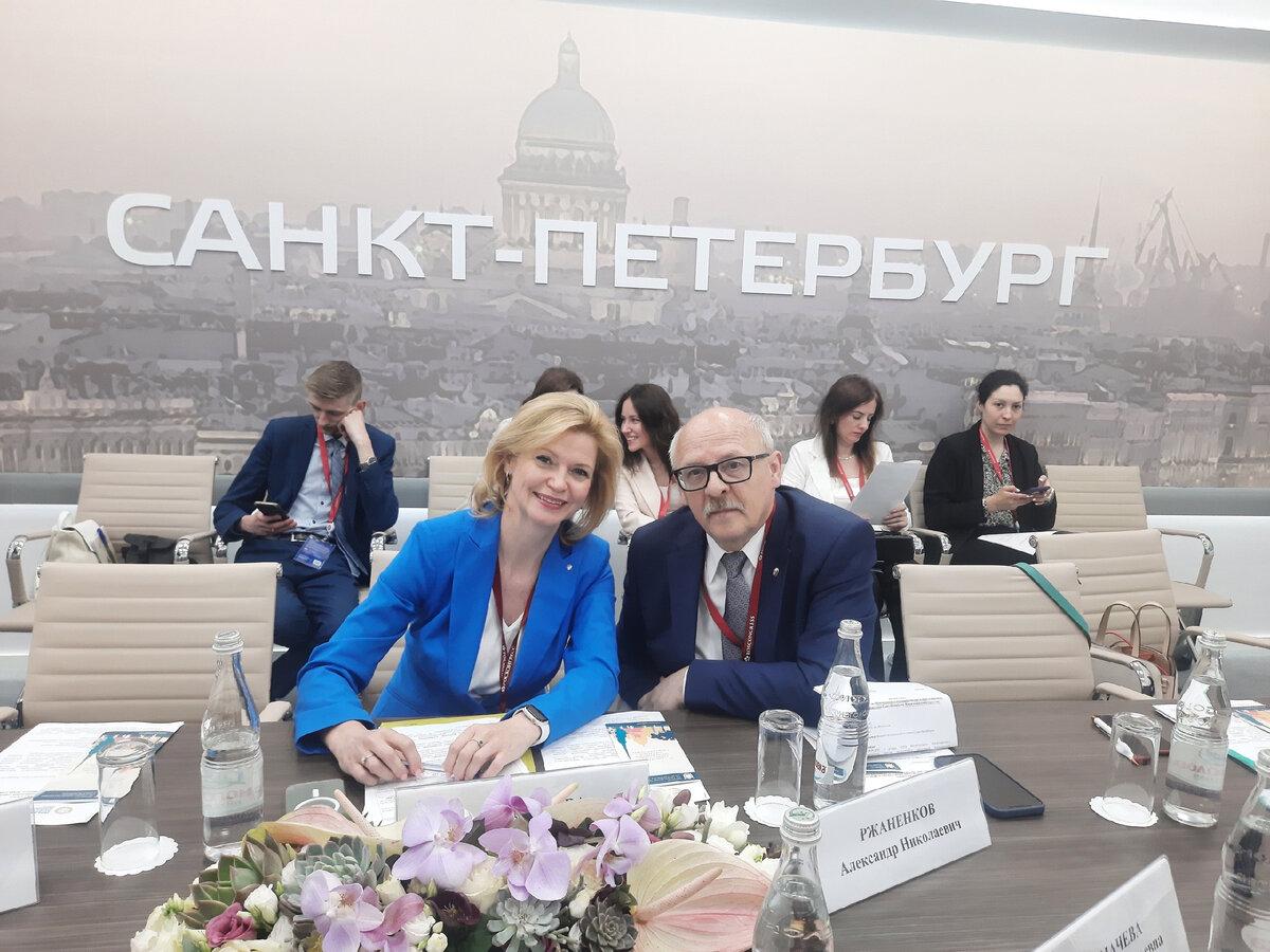 На фото :Е.Н. Фидрикова и А.Н.Ржаненков 