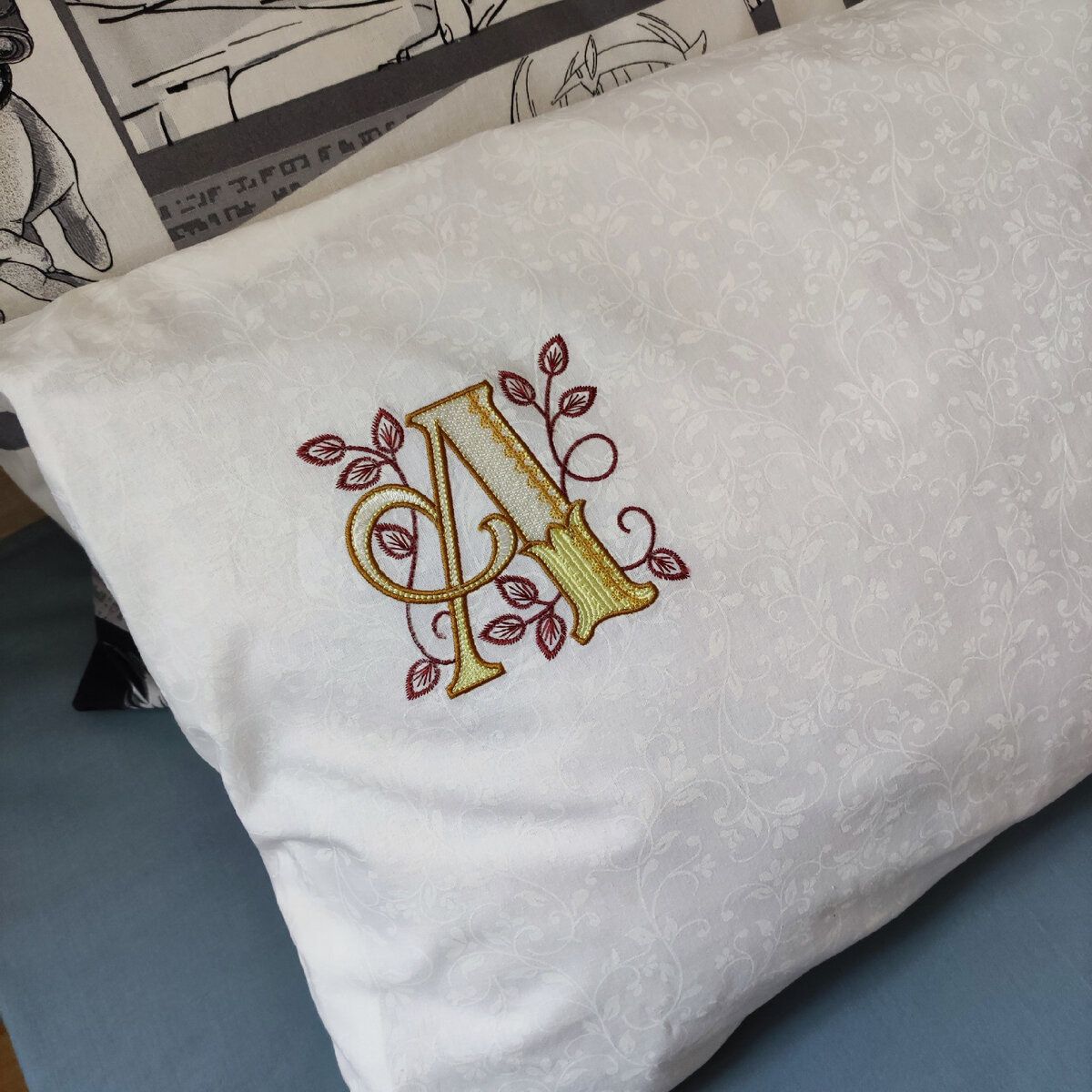 Вышитая монограмма на белье - изысканное решение для подарка