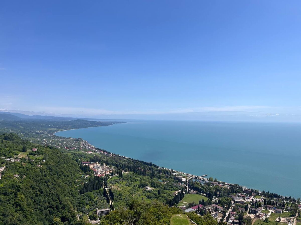 ВИД НА ЧЕРНОЕ МОРЕ С БАШНИ АНАКОПИЙСКОЙ КРЕПОСТИ. ДАТА ОСНОВАНИЯ КРЕПОСТИ - VII ВЕК. ГОРОД НОВЫЙ АФОН. АБХАЗИЯ