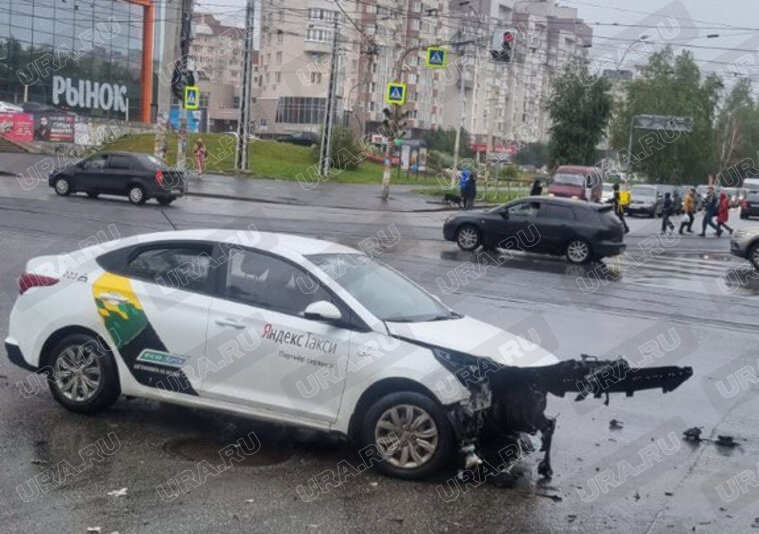    Владелица машины такси не пострадала