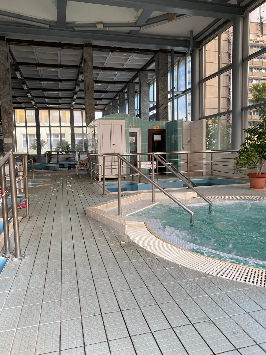 джакузи, паровая, сауна и душ. На заднем плане бассейны с такой же лечебной водой, как в Амебе