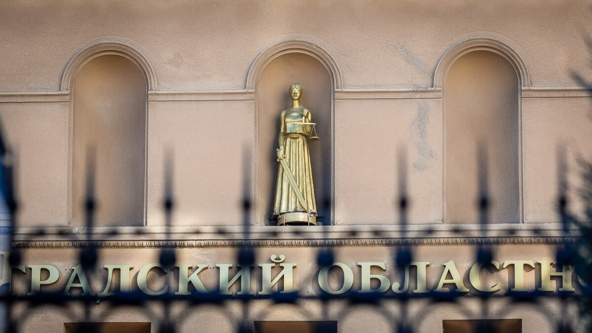     В Волгограде директора фирмы обвиняют в нарушении правил безопасности. Во время работ на стройке его подчинённый упал с высоты и получил тяжёлые травмы.