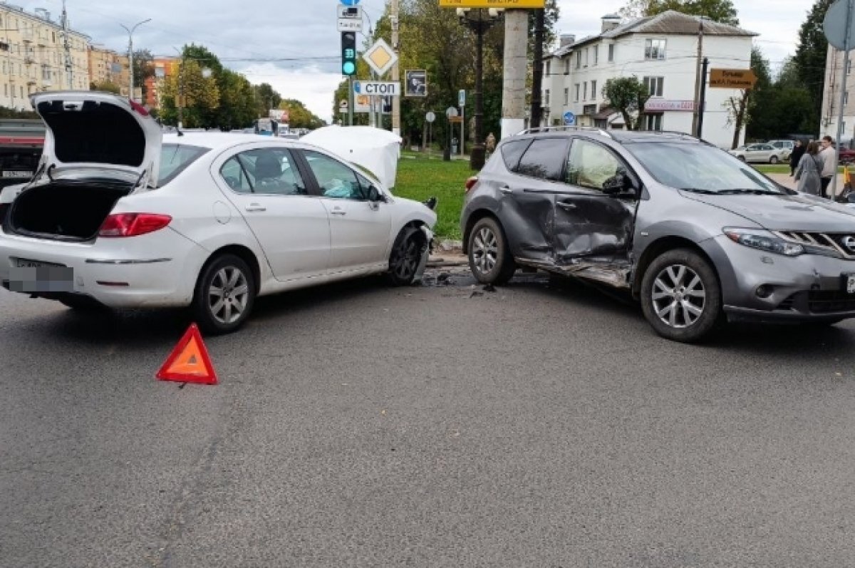    Женщина-пассажир пострадала при столкновении двух автомобилей в Твери