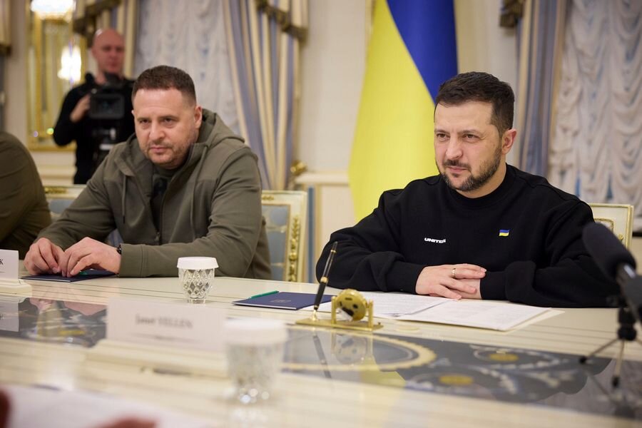    Президент Украины Владимир Зеленский и глава офиса президента Андрей Ермак © Zuma/TASS