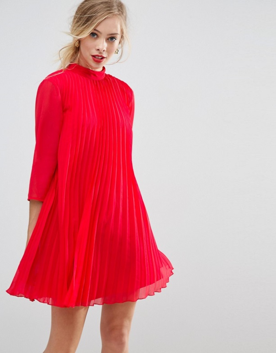 Красное свободное. Красное плиссированное платье Асос. Платье трапеция. Трапециевидное платье. Платье трапеция с длинным рукавом.
