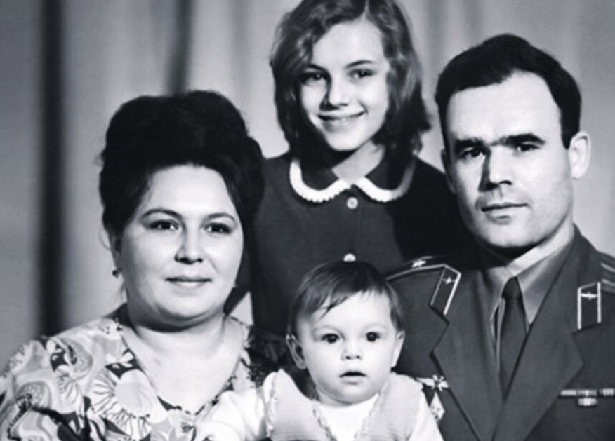 Лариса Шахворостова с сестренкой и родителями