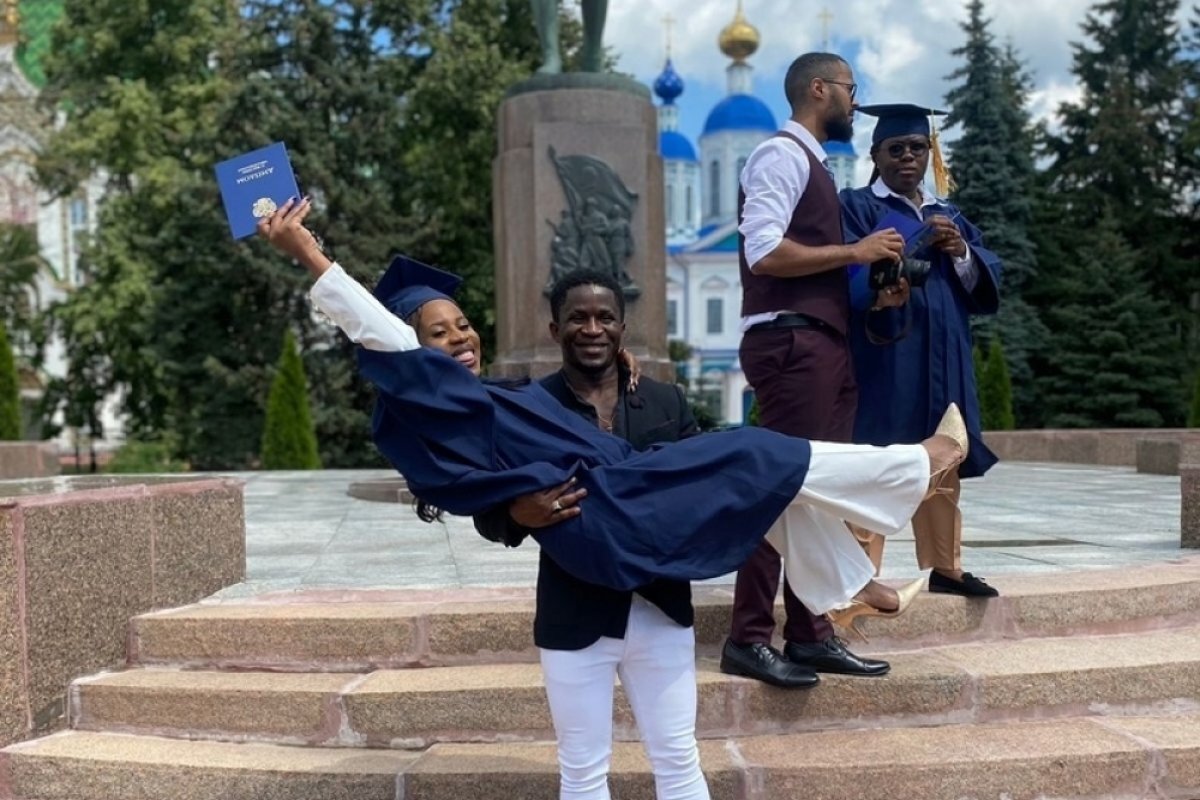    Выпускное фото иностранных студентов в Тамбове на фоне памятника Зое Космодемьянской.