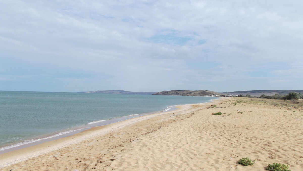 Пляж-ракушечник. Если ходить босиком, приедете с отбеленными ступнями и пятками без мозолей. Вглядитесь в горизонт: там теперь не бескрайнее море, а Крымский мост