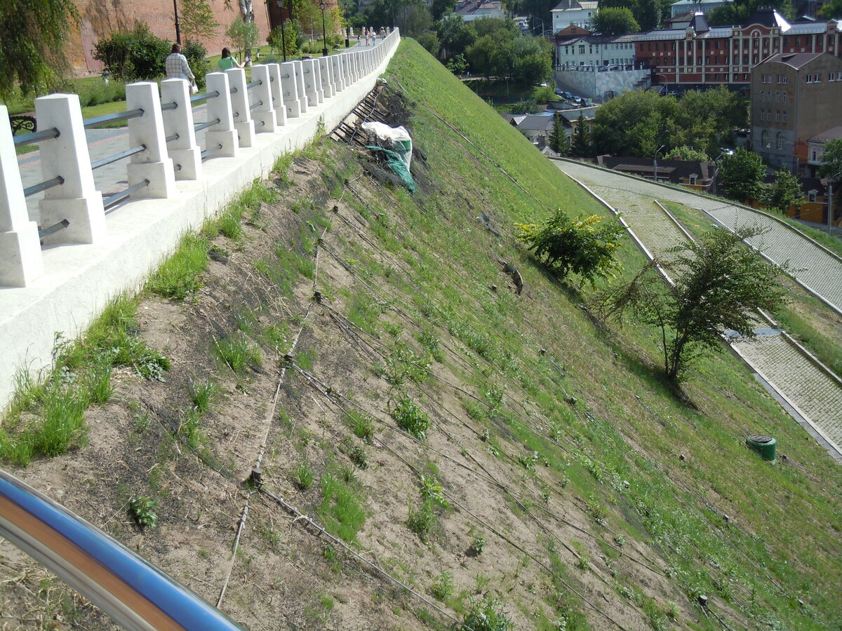 Ну вот, оползень около Северной башни, т. е. рядом с фуникулёром. Фото из репортажа с сайта NN.-25