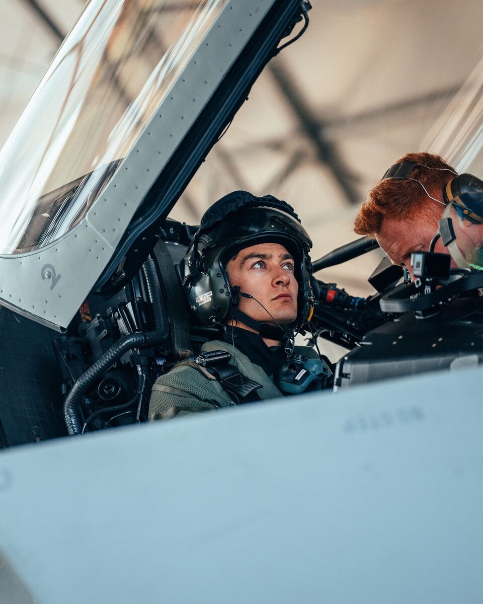 Джордж Рассел и Typhoon Display TeamФото: Соцсети  📷
