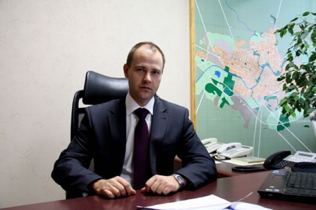    Зло употребил.