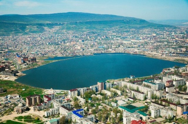    Сколько стоят самые дешевые билеты на поезд в Махачкалу?