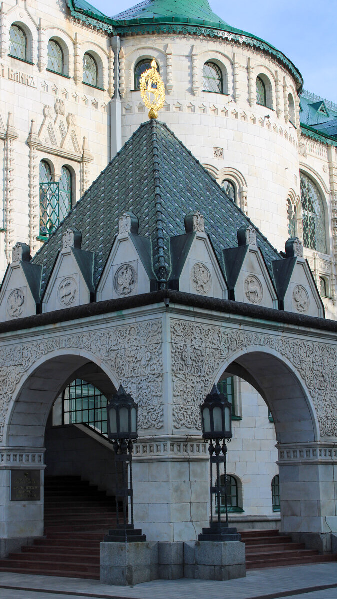 Большая Покровская: Банк России, башня с часами и театр драмы им. М. Горького