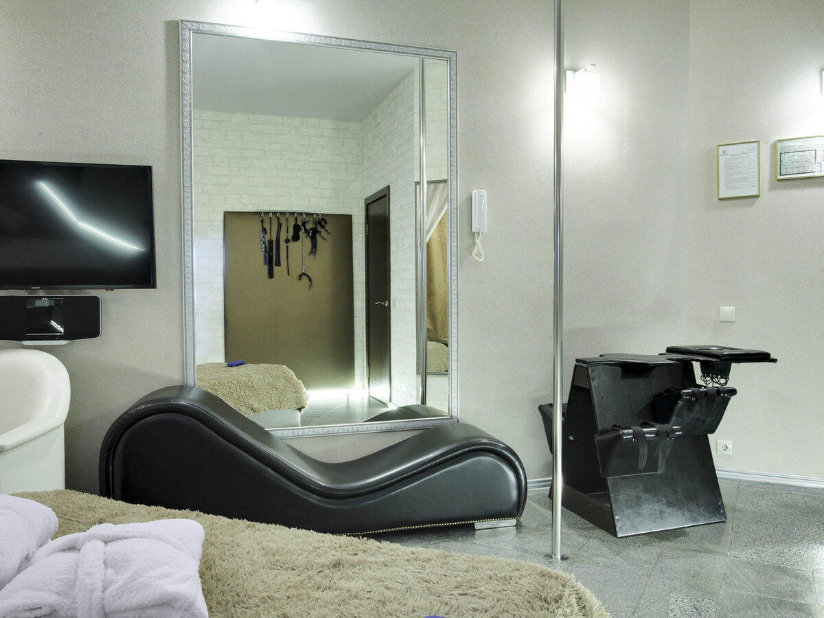 Кресло-волна в номере "Люкс 1" в отеле "Подушкин" на ВДНХ в Москве.