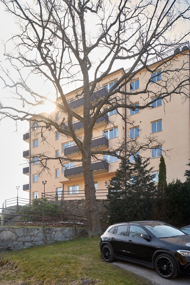 Единственный минус — отсутствие собственной парковки. Рядом с домом есть только несколько парковочных мест. Впрочем, для местных это вряд ли проблема — почти все ездят на велосипедах. Это и дешевле, и быстрее (никаких пробок и расходов на дорогой бензин)