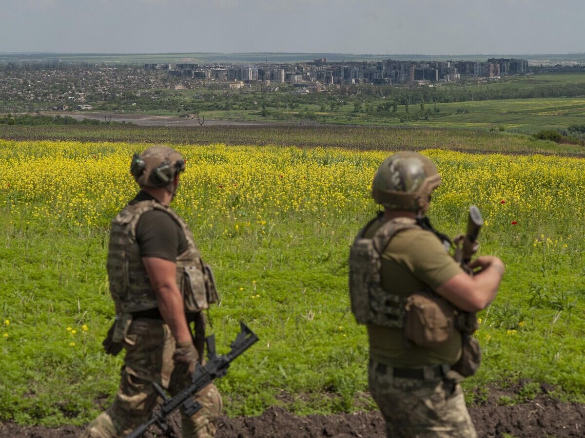    Украинские военнослужащие под Артемовском© AP Photo / Iryna Rybakova