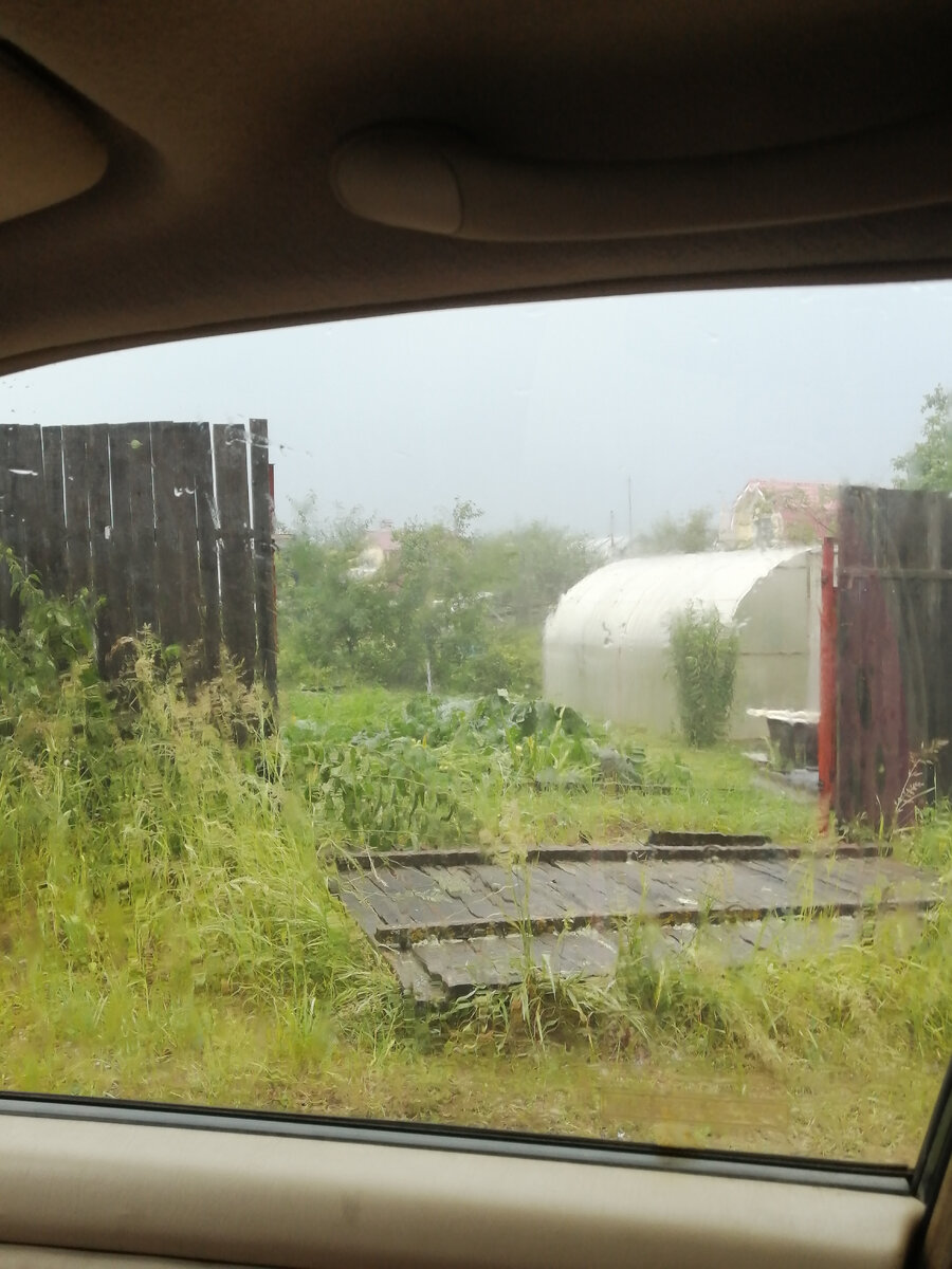 Забор упал к соседей. 