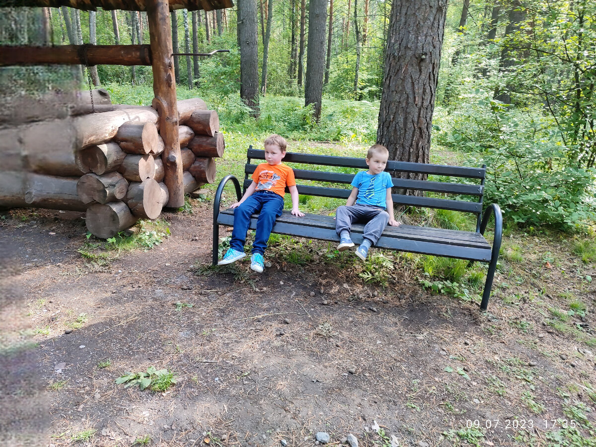 Два очень уставших мальчика присели отдохнуть