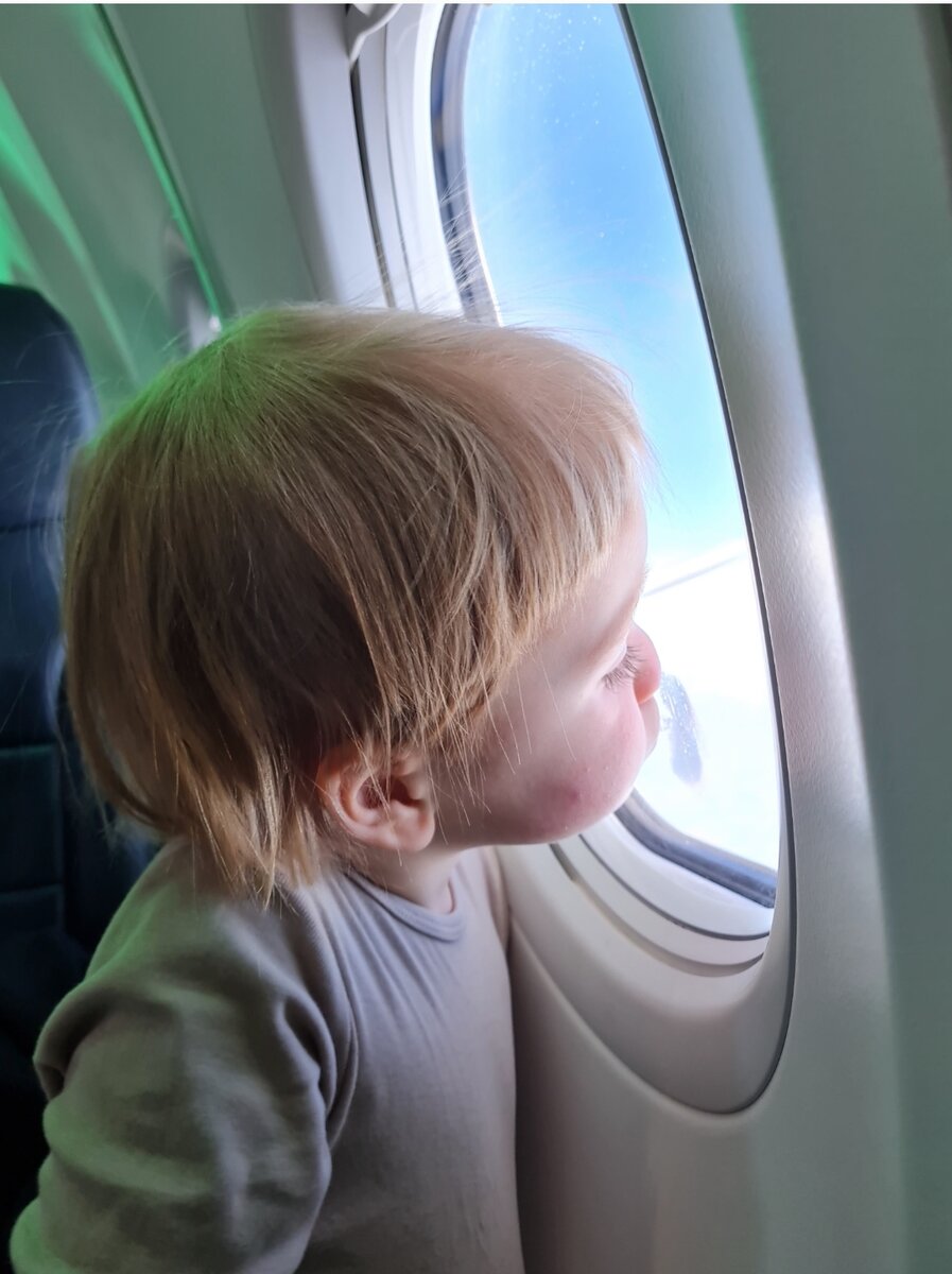 Взрослым так делать не прилично, а детям можно😋