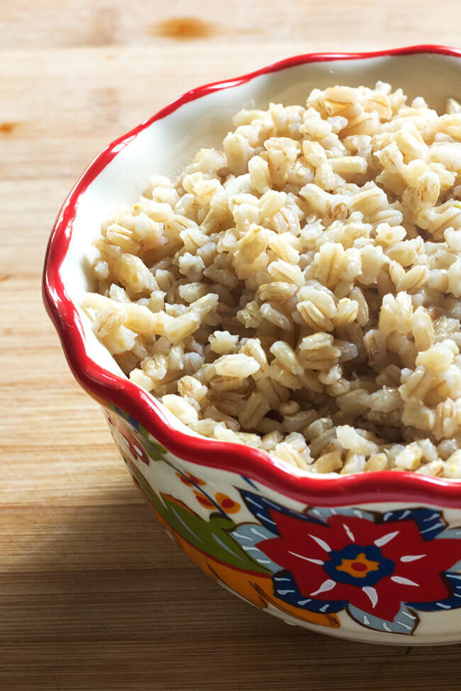 Перловая каша на воде. Перловая каша в армии. Геркулесовая каша с орехами. Перловка в тарелке. Ячневая крупа дробленая.
