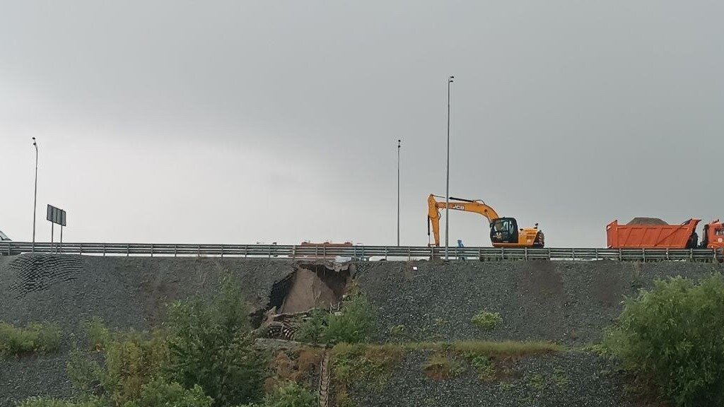     Специалисты проводят ремонтные работы и восстанавливают земляное полотно на месте размыва обочины Объездной дороги Тюмени.