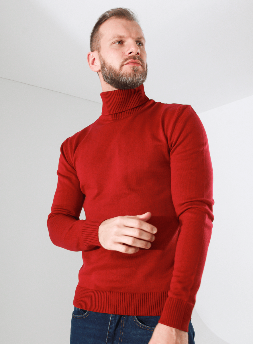 Красный свитер сильно выделяется за счет белого фона и неприметных джинсов