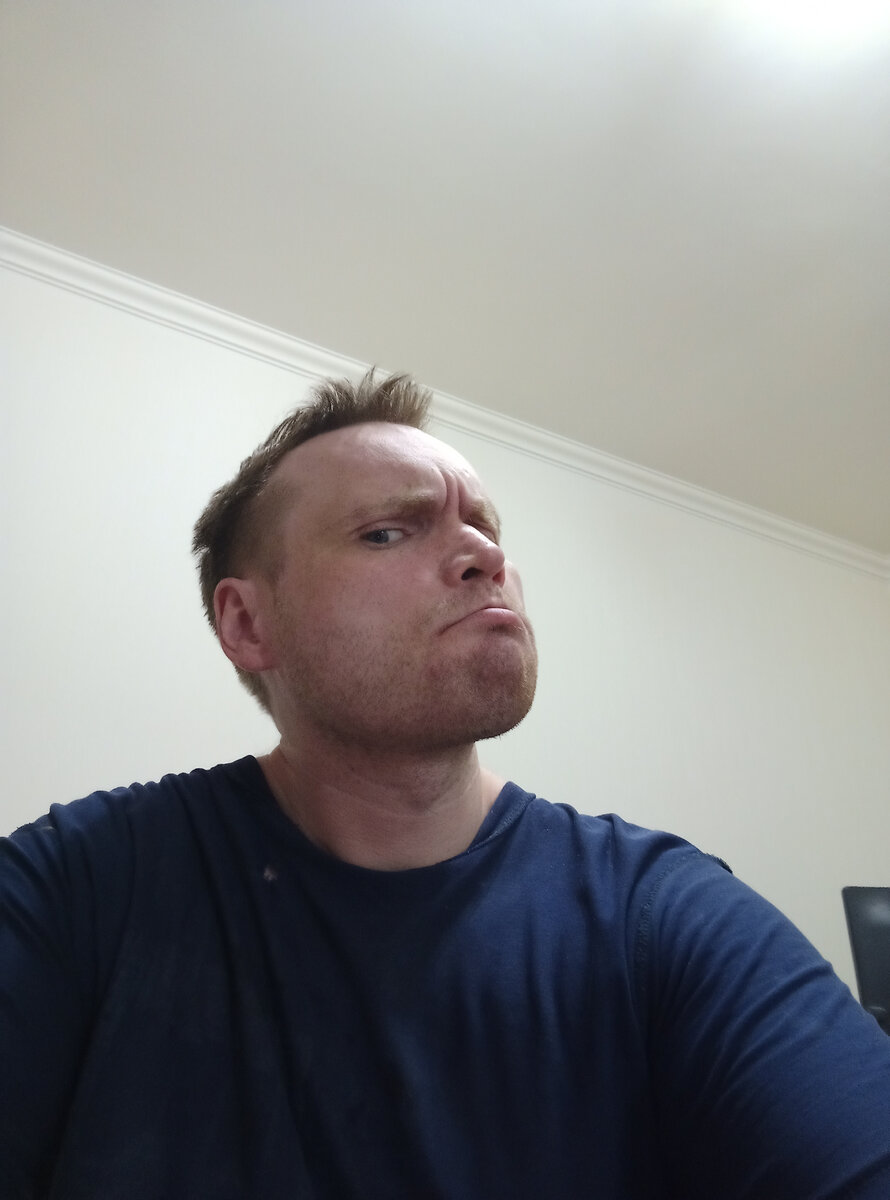 Глупое фото конечно получилось😅 Ещё и дырка на футболке. Это специально для хейтеров. 