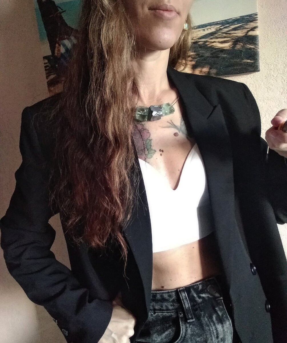 Та самая фигура, к которой я так долго шла. В общем и целом, я бы сказала, что это тоже кармическая проработка, Северный узел в доме и знаке Солнца, а это непросто...