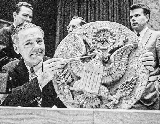 Деревянное пано, в которое было спрятано прослушивающее устройство. 