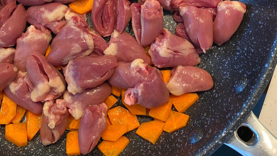 Куриные сердечки в процессе приготовления. Часто тушу в собственном соку со специями.