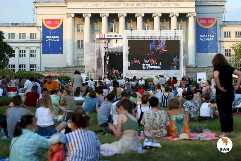 Насладиться музыкой в зале дворжака могут более тысячи человек известный фестиваль