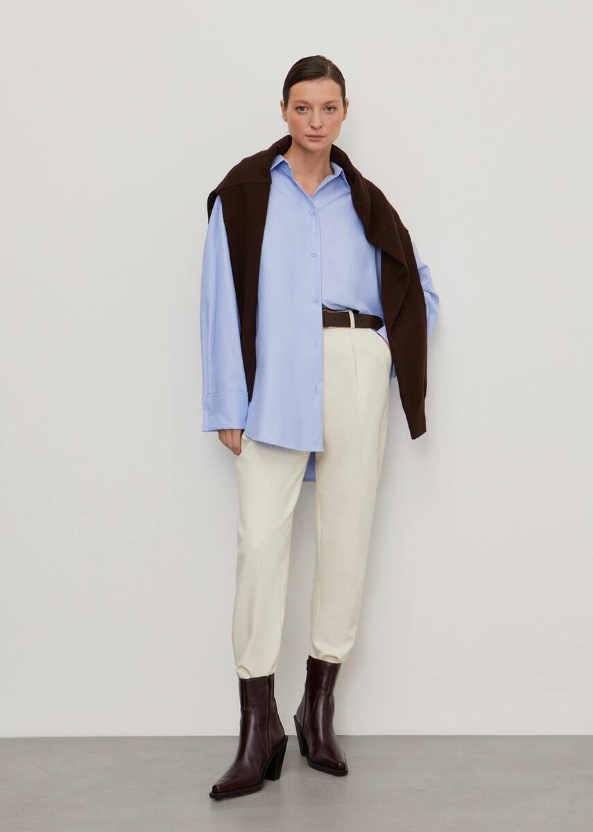 Свитер, накинутый на плечи.