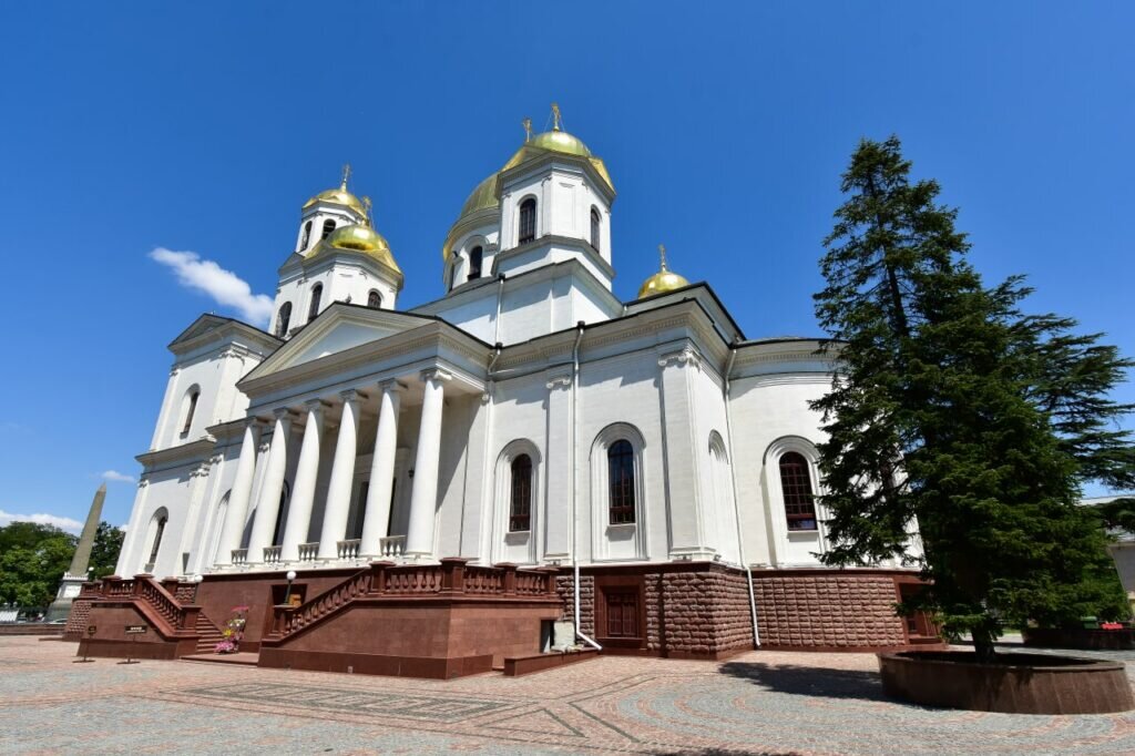 Величественный собор во имя святого князя Александра Невского – защитника Отечества – украшает центр Симферополя