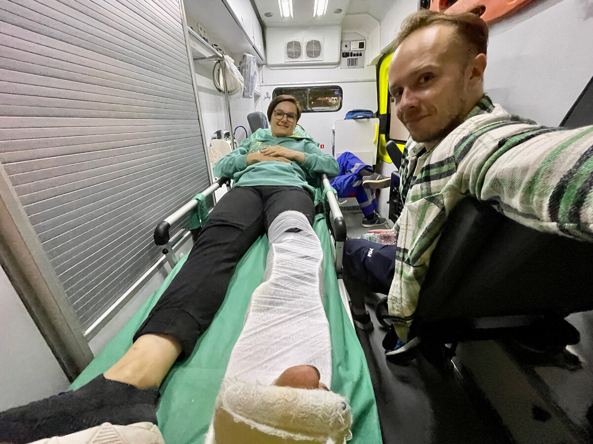 Улыбаемся в скорой, ещё не подозреваем, какая дичь произошла