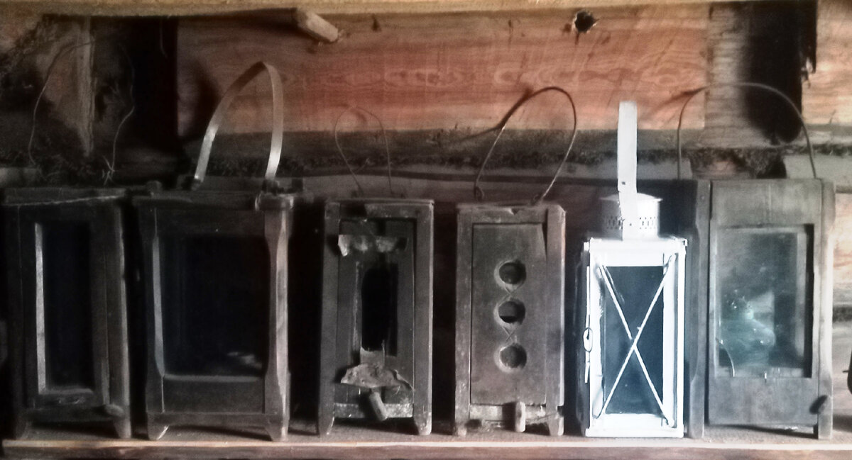 Коллекция старинных фонарей.