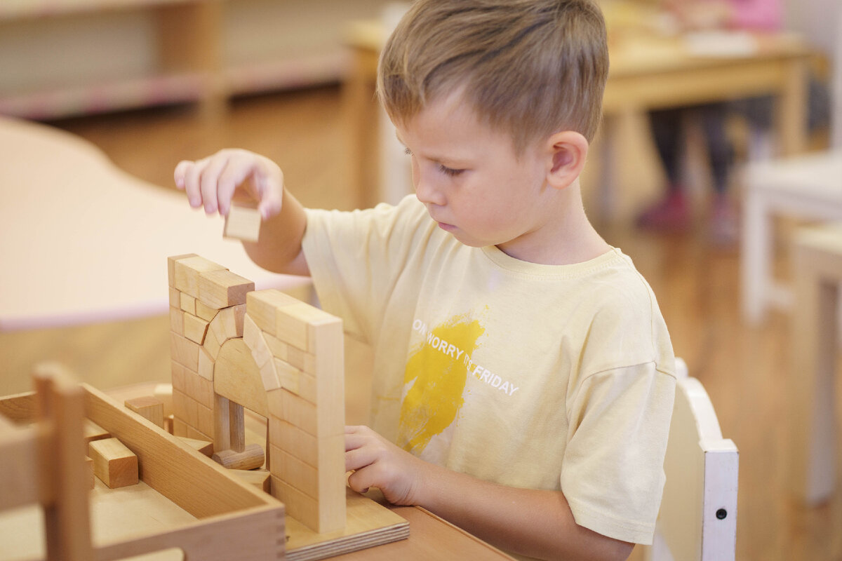 Детский сад Монтессори "Лотос", ребёнок самостоятельно работает с материалом