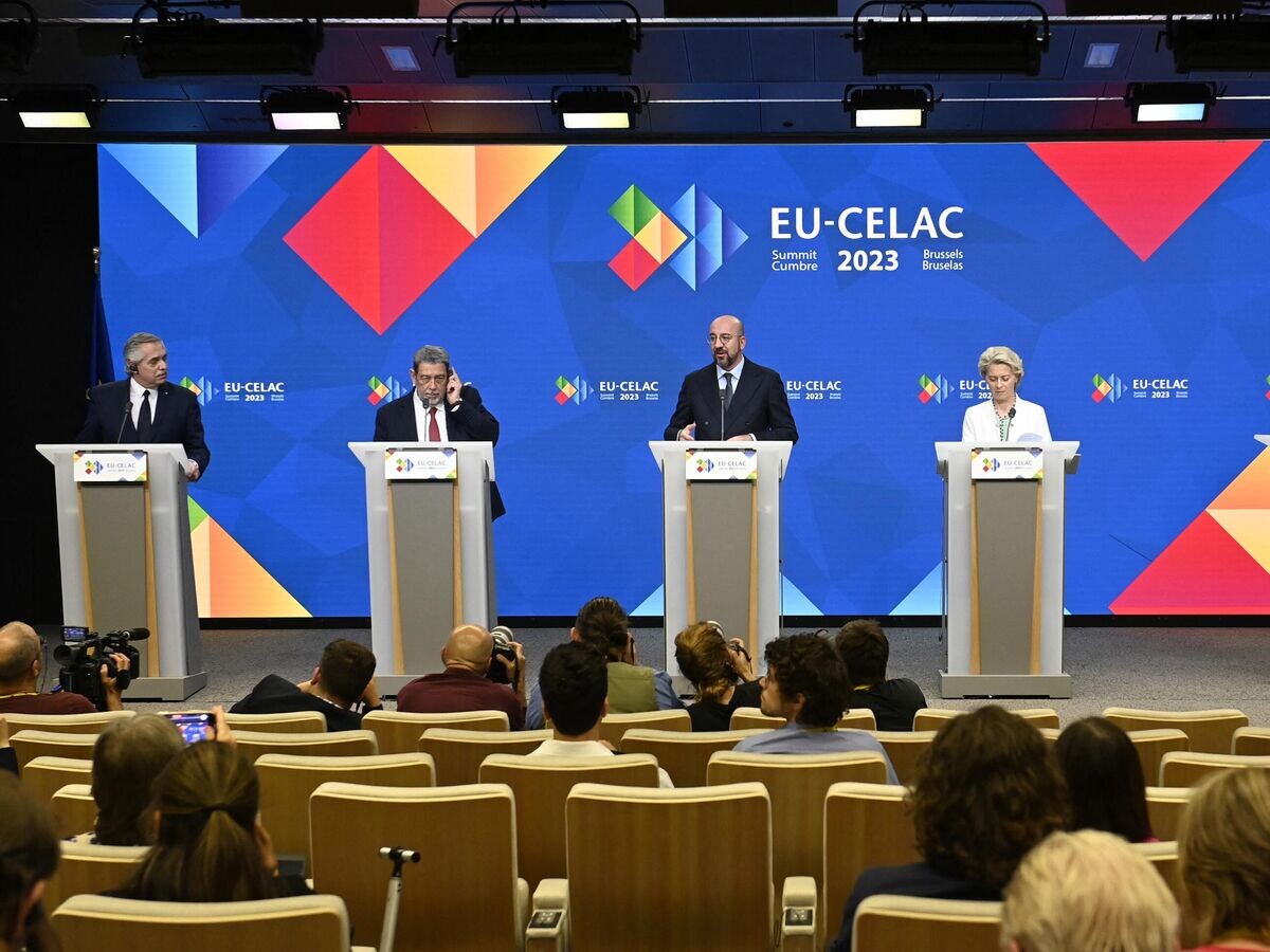    Президент Аргентины Альберто Фернандес, премьер-министр Сент-Винсента и Гренадин Ральф Гонсалвеш, председатель Европейского совета Шарль Мишель и председатель Европейской комиссии Урсула фон дер Ляйен на пресс-конференции по итогам саммита EU-CELAC© AFP 2023 / JEAN-CHRISTOPHE VERHAEGEN
