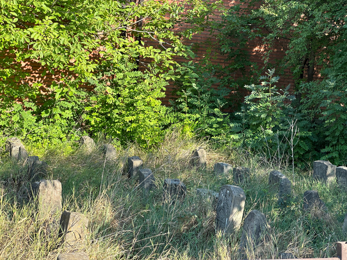 А это чьи-то камни на могиле 