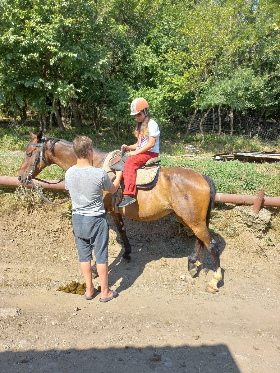 Алёнка получает указания инструктора
