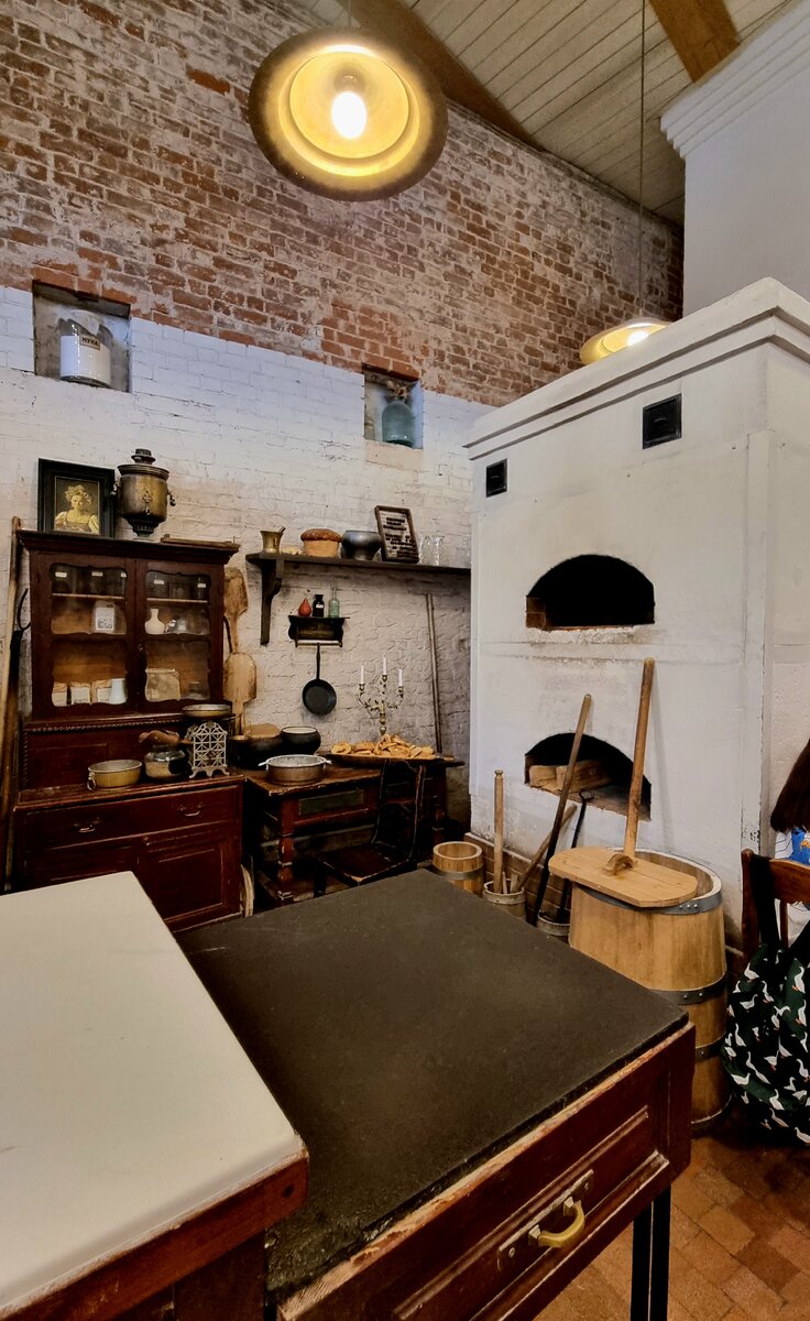 На фото: и печь, воссозданная по старинным чертежам, и тот самый ледяной стол (вот он, на переднем плане, с ручкой).