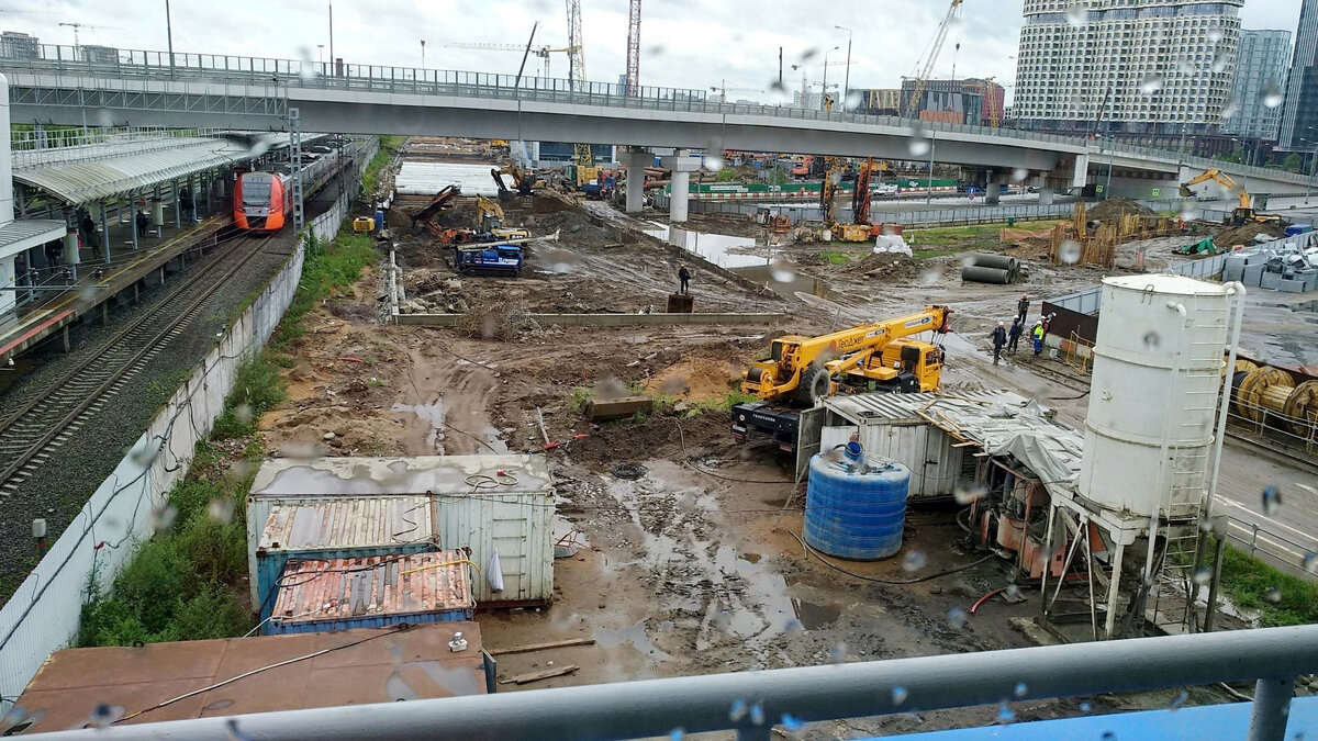 📷 1: Под путепроводом проспекта Лихачёва ведётся закрепление грунтов.  