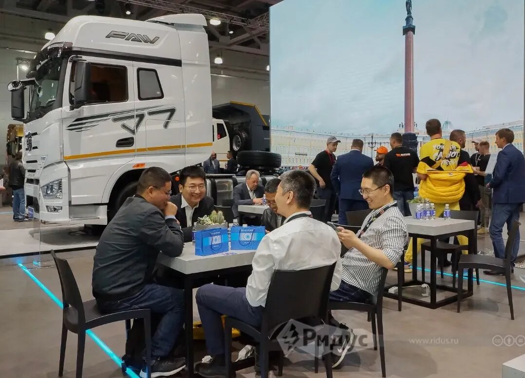 Китайские автобизнесмены на выставке COMvex в Москве, 2023 год.© Ольга Соколова / «Ридус»