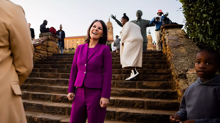 © AFP 2023 / CHRISTOPH SOEDER Министр иностранных дел Германии Анналена Бербок беседует женщиной во время визита в Южную Африку. Архивное фото