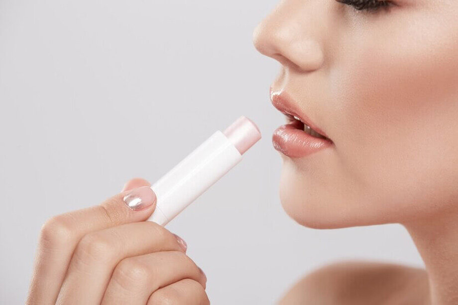 Бальзам защищает кожу губ. Фото источник:freepik
