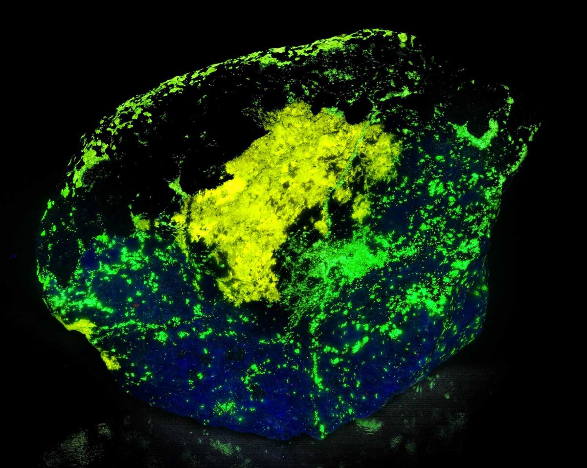 Светящийся в ультрафиолете минерал виллемит (франклинит) 