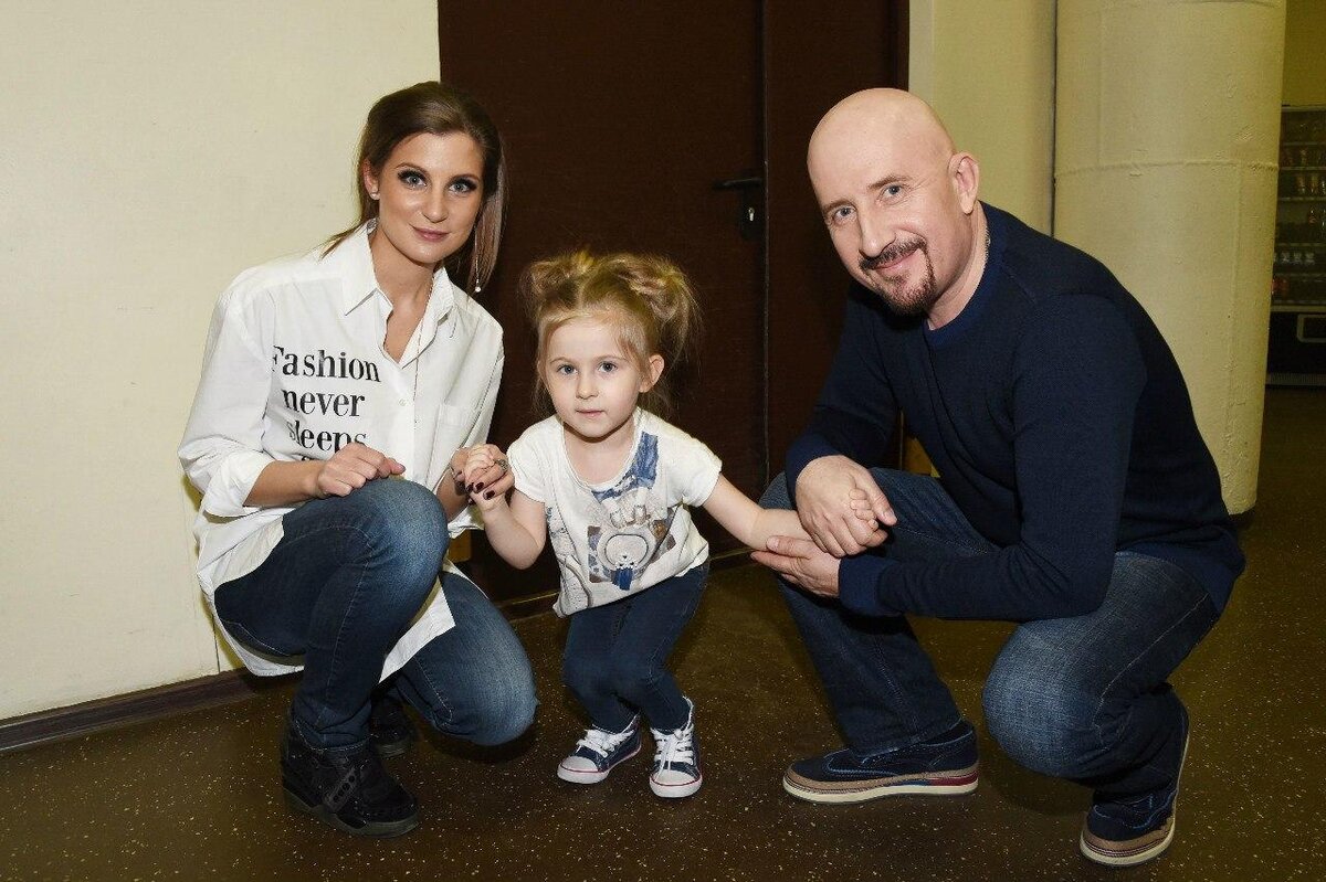  Жека с женой Е.Крапивиной и дочерью  фото: картинки  яндекса.