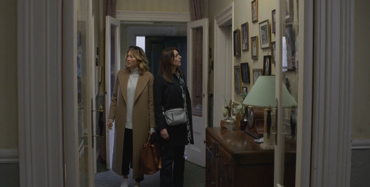 Розалин и Бекка впервые приходят в дом к матери на острове. Кадр из сериала «Мэриленд», 2023. Источник: imdb.com