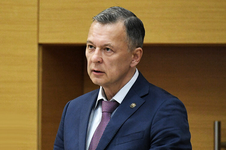   Марат Сафиуллин доложил, что налоговые поступления в консолидированный бюджет Татарстана в первом полугодии возросли на 4 млрд рублей, страховые взносы — более чем на 16 млрд рублей, но по ряду налогов произошло снижение Фото: rais.tatarstan.ru