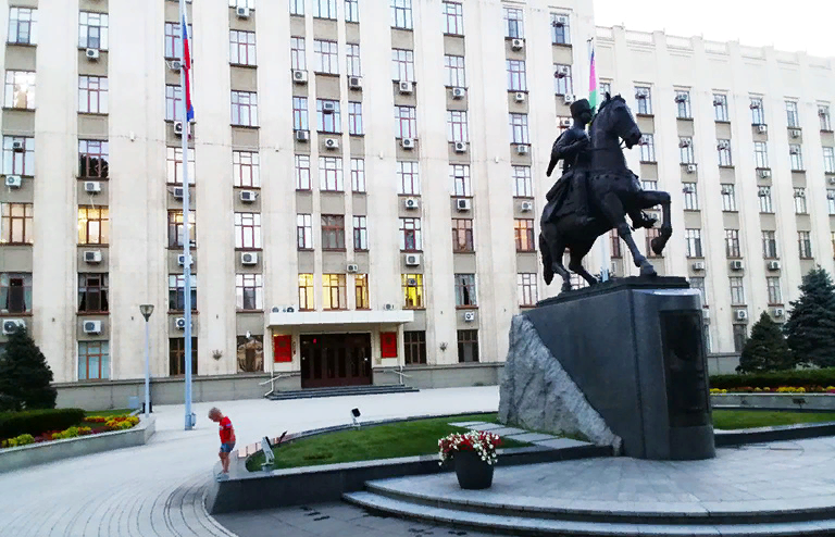 Если в Москве вдруг на улицах появляются автобусы с бойцами ОМОНа, по переулкам начинают прохаживаться полицейские и военные патрули, а на станциях метро дежурят кинологи с собаками — значит, меры...-3