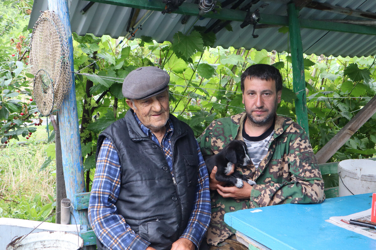С сыном Владимиром, который перенял от отца любовь к природе.
